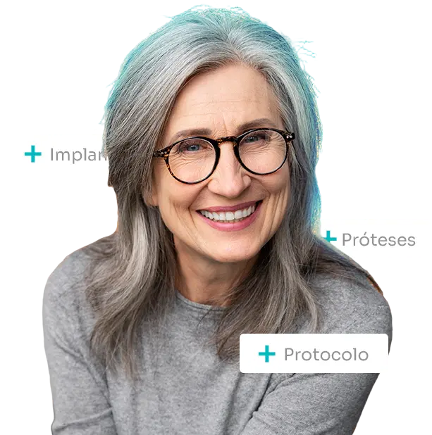 Paciente sorrindo após tratamento com implantes na Ortolook